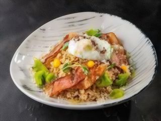 Солона вівсянка з трюфельним маслом, беконом, яйцем пашот та пармезаном (350г)