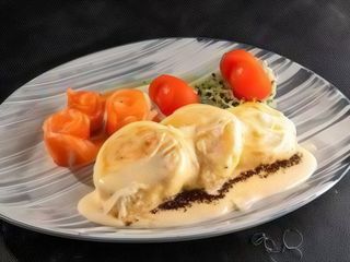 Солоні сирники з моцареллою під сирним соусом з лососем та томатами (240г)