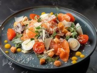 Цезар зі слабосоленим лососем, міксом салату, свіжими томатами та перепелиним яйцем (240г)