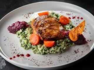 Курячий стейк з карамелізованою цибулею на подушці з рису та шпинату (400г)