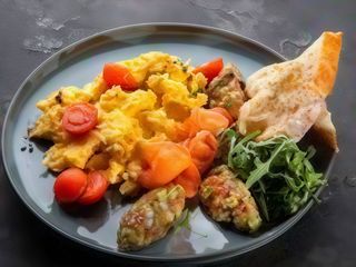 Скрембл з лососем, сальсою, руколою та тостами (300г)