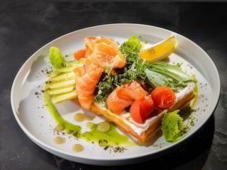 Хрумка вафля з лососем, авокадо та крем-сиром (350г)