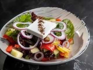 Грецький салат з хрумкими овочами, фетою та оливками (380г)