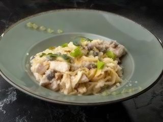 Паста з куркою та грибами у вершковому соусі з трюфельною олією (360Г)