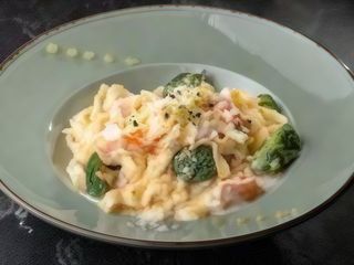 Паста з лососем, бланшированою броколі у вершковому соусі (380г)