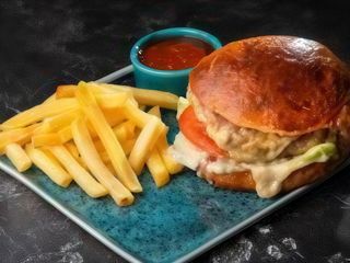 Бургер з курячою котлетою, хрумким беконом та свіжими томатами