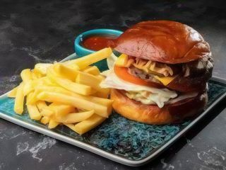 Бургер з соковитою яловичою котлетою,маринованим огірком, сиром Чеддер