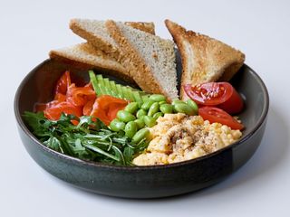 Скрембл з лососем та авокадо