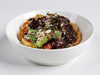 Салат з курячою печінкою, яблуком та малиновим соусом