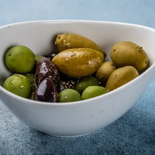 Асорті грецьких оливок