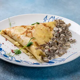 Млинець з курячим м’ясом та грибним соусом