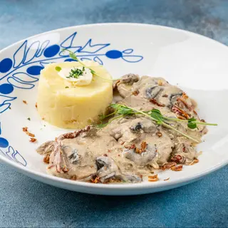 Куряче філе у вершково-грибному соусі з картопляним пюре