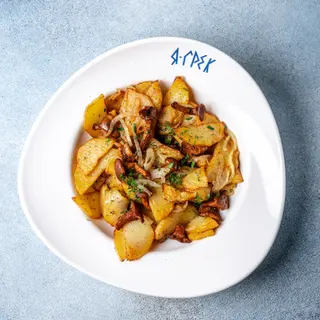 Картопля, смажена з лисичками та цибулею