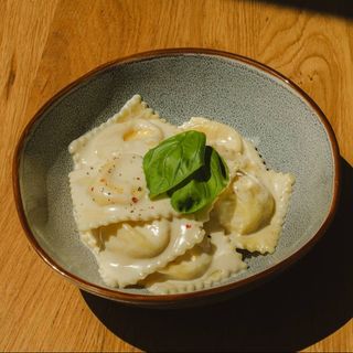 Равіолі з куркою в сирному соусі