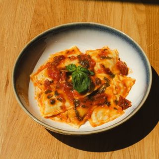 Равіолі з куркою в томатному соусі