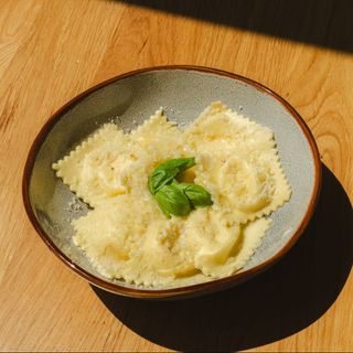 Равіолі з сиром з оливковою олією та пармезаном