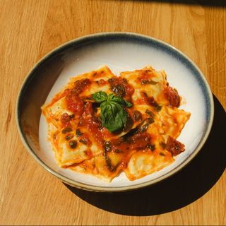 Равіолі з сиром в томатному соусі