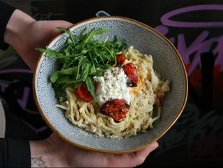 Лінгвіні качо пепе зі страчателою і печеними томатами