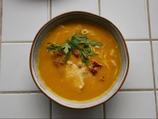 Курячий суп з пастою і вʼяленими томатами