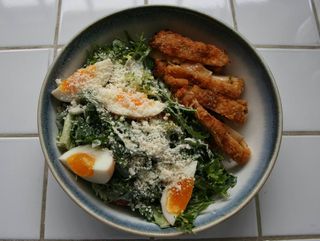 Цезар з кріспі куркою, маринованим яйцем та соусом Тонато