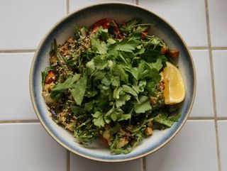 Овочевий максі-боул з нутом та авокадо-майо