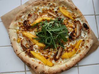 З хрусткою куркою та манго