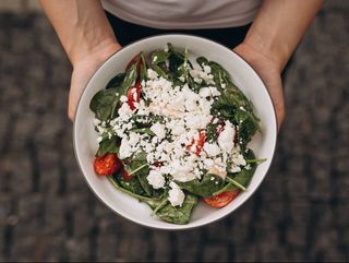 Салат з куркою, шпинатом та бринзою