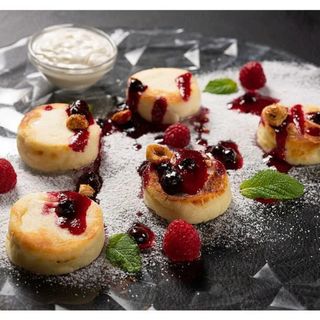 Ароматні домашні сирники з ягідним соусом та сметаною, 230г