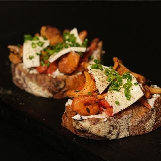 Брускети з лисичками