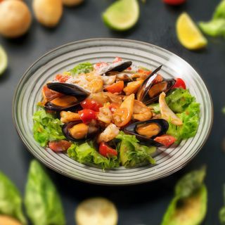 Теплий салат з морепродуктами під трюфельним соусом