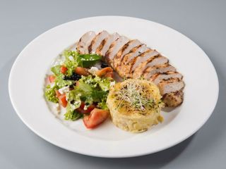 Ароматна куряча грудка на грилі, з гратеном із картоплі та салатом з бринзи