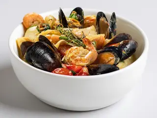 Соте з морепродуктів у вершковому соусі на білому вині