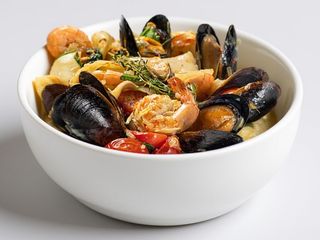 Соте з морепродуктів у вершковому соусі на білому вині