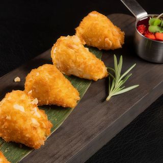 Камамбер в мигдальному паніруванні з полуничним соусом з чилі (125г)