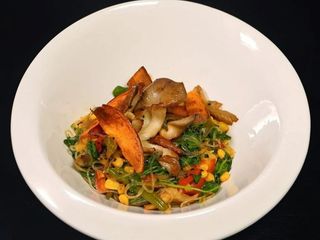 Рисова локшина з овочами та устричним соусом