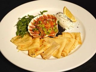 Млинці з тар таром з лосося та крем-сиром