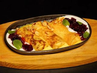 Млинці з ніжним домашнім сиром та вишневим джемом