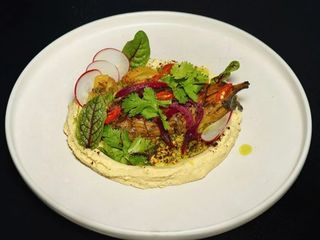 Запечений баклажан з хумусом та зеленню