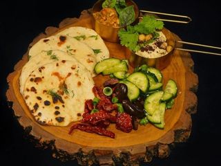 Теплі піти з авторськими діпами та середземноморськими акцентами