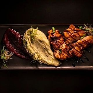 Стейк з курячого стегна з пюре та буряковим мусом