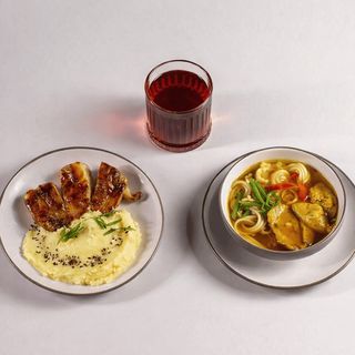 Стейк з курячого стегна +Пюре+Рамен з куркою
