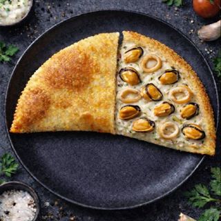 Чебурек з мідіями, кальмаром та сиром (26см)