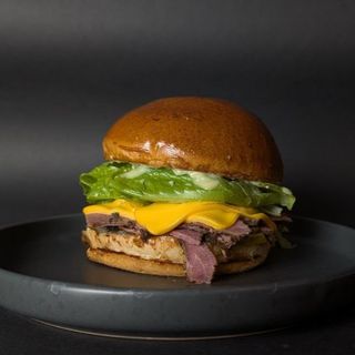 Бургер з пастрамі (320/100/50гг)