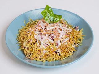 Салат Вітамінний з куркою та картоплею пай на майонезі