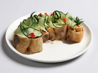 Млинці з куркою, сиром Фета та шампіньйонами у вершковому соусі