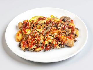 Картопля з куркою та цибулевим конфі 200 г.