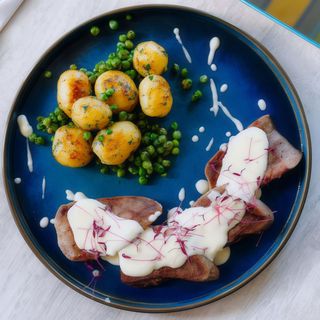 Стейк з язика з картоплею (250г)