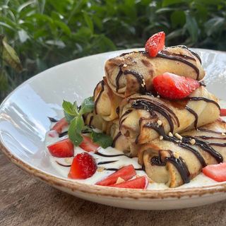 Млинці з сиром та сезонною ягодою