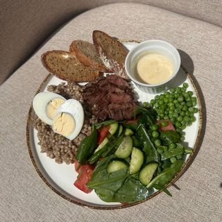 Сніданок з зеленою гречкою та телятиною