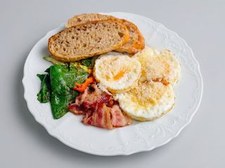 Яєчня, скрембл або пашот з беконом та салатом з кіноа (250г)